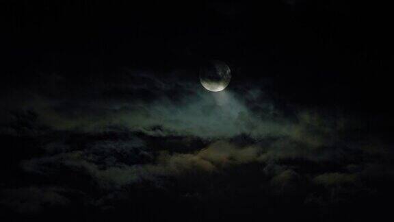 新月和漆黑天空中的云