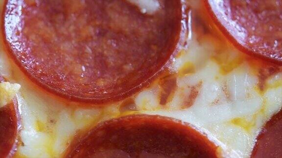 意大利辣香肠披萨用慢镜头微距拍摄食物