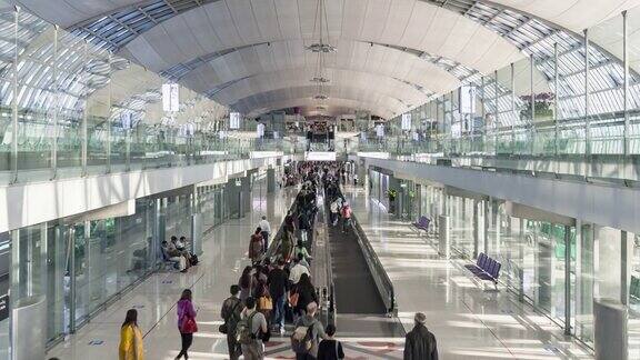 4K延时:旅客在机场出发登机大厅和到达大厅区域缩小