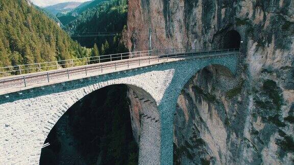 夏季瑞士阿尔卑斯的兰德瓦瑟高架桥鸟瞰图
