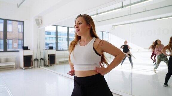 在健身房里练习尊巴舞的女教练