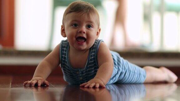 可爱可爱的快乐宝宝男孩蹒跚学步的婴儿在家里学习爬