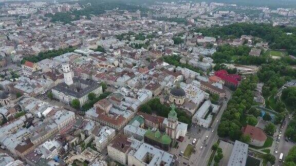 从无人机到利沃夫的视野Rynok正方形区域傍晚城市的空中全景图