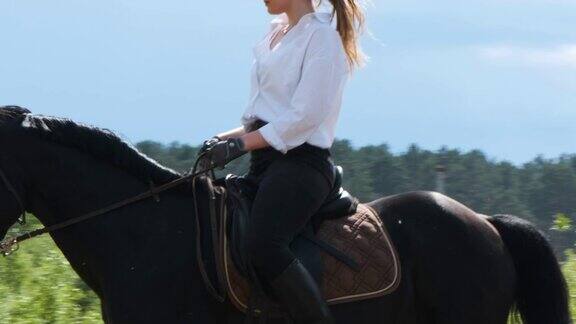 穿着白衬衫和黑裤子的女孩骑着马