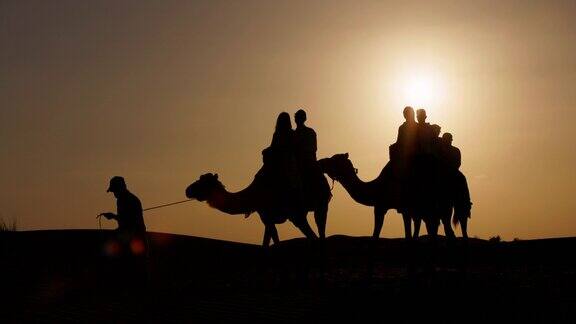 在沙漠里骑骆驼