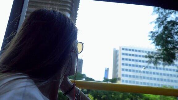 近距离拍摄的年轻迷人的女人在游览巴士环顾马德里的地标西班牙4k