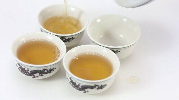 把茶从茶壶倒进茶杯里