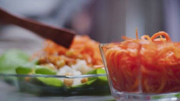 准备健康的素食午餐包括米饭鹰嘴豆胡萝卜番茄甜椒和石榴籽