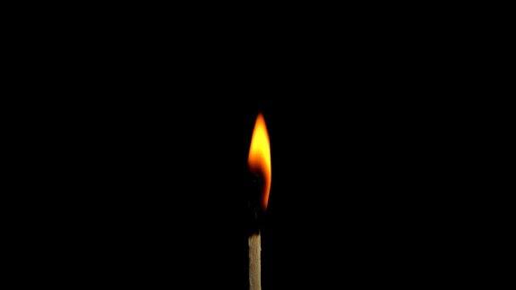 火柴火焰点火和燃烧在黑色背景的慢动作