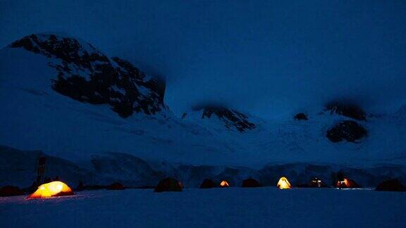 在南极洲的冰川上露营