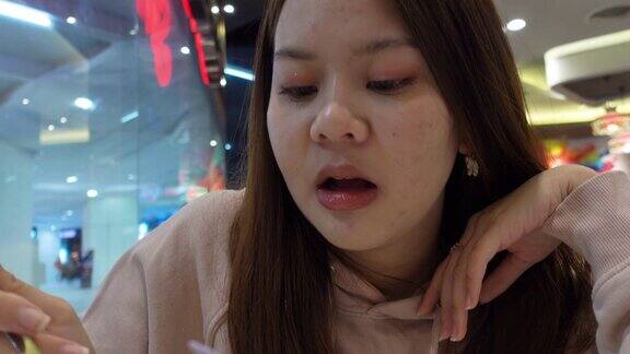 亚洲视频博主十几岁的女孩显示吃冰苏在咖啡店