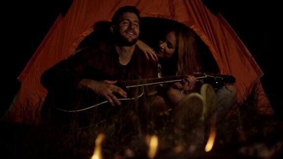 一对情侣在湖边露营