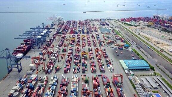 鸟瞰港口集装箱码头集装箱船的进出口及业务物流