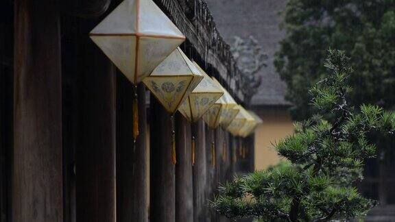 越南顺化市的纸灯笼在季风暴雨中被淋湿