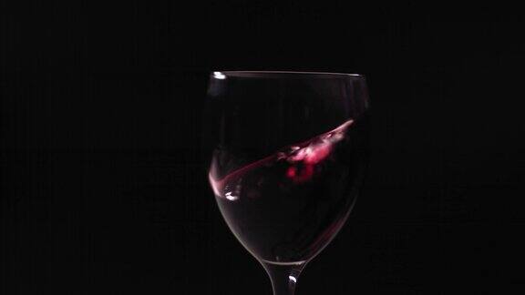 红酒在玻璃杯中闪烁形成美丽的波浪