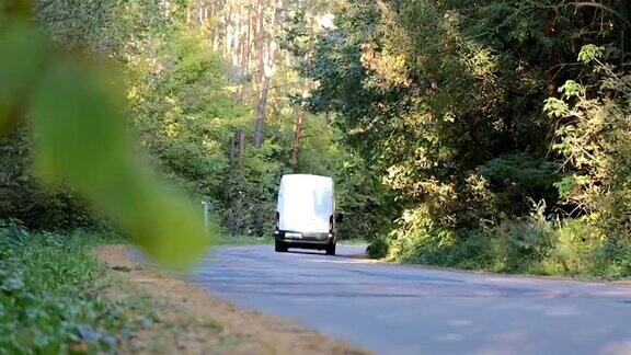 小货车沿着森林道路行驶