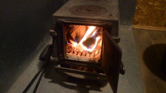 在加热炉的炉膛里燃烧着柴火