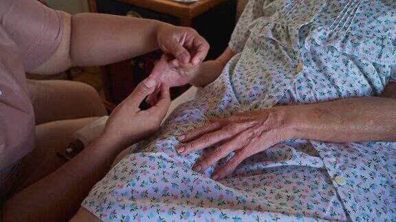 西班牙老年妇女正在接受手部关节关节炎的治疗