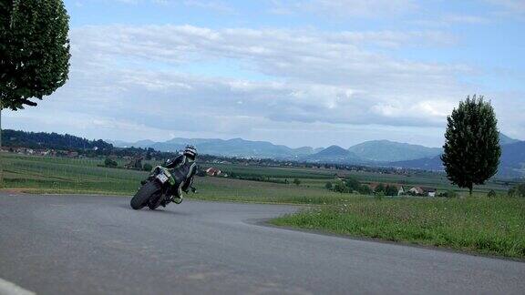 骑摩托车在乡间路上行驶