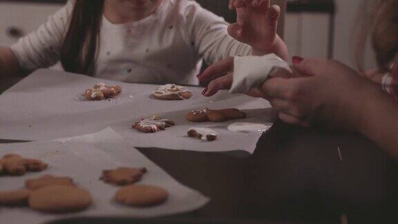 妈妈和女儿在装饰姜饼
