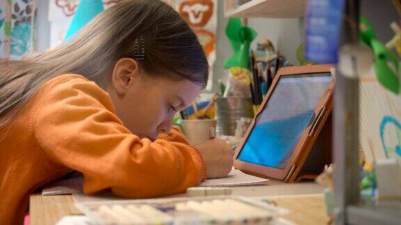 新冠肺炎期间青少年女孩在家做作业、视频在线学习
