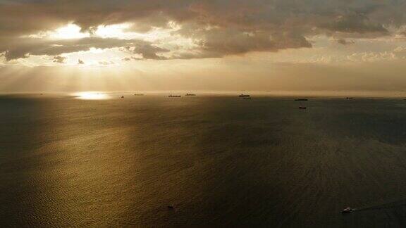 马尼拉湾海面上的日落