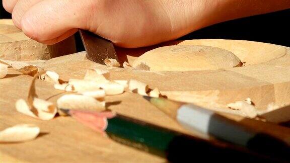 木雕-用手工雕刻木头