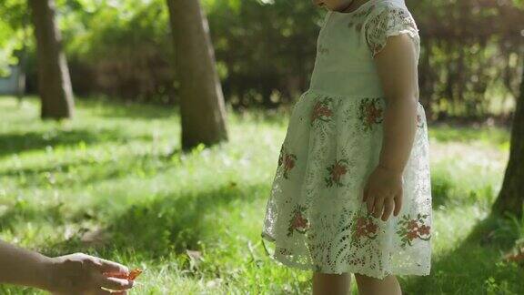 小女孩在公园里玩耍