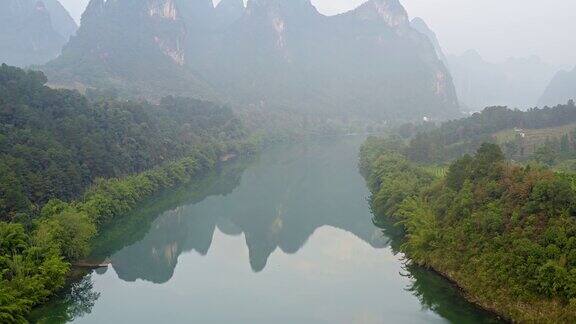 中国漓江沿岸惊人岩层的航拍