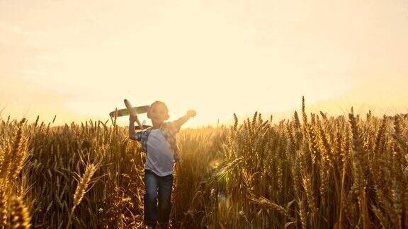 儿童在稻田里面快乐的奔跑慢镜头