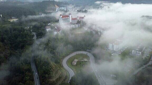 鸟瞰图的公路旅行在森林卡梅伦高原布林昌马来西亚