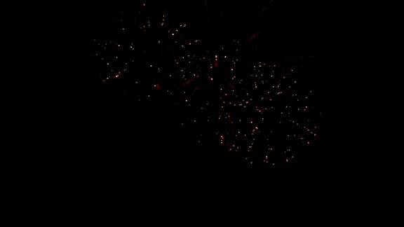 鲜艳美丽的烟花映衬着漆黑的夜空节日庆典的爆炸声