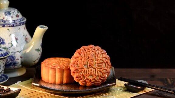 中秋节期间向朋友或家人聚会赠送月饼月饼月饼上的汉字在英语中代表“双白”