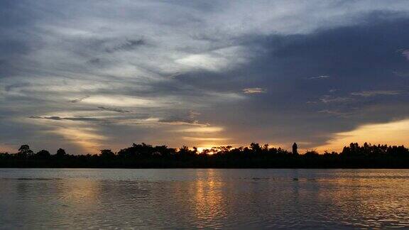 夕阳倒映在湖面上