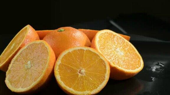 水果橙子切成两半果肉特写