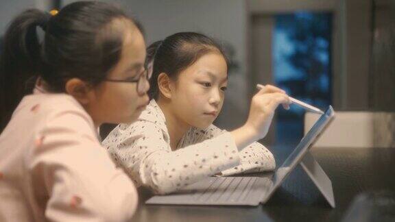 女孩在家里学习在线视频课程