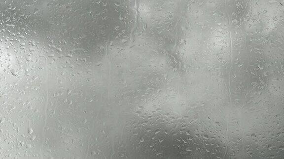 背景与雨滴在窗户上