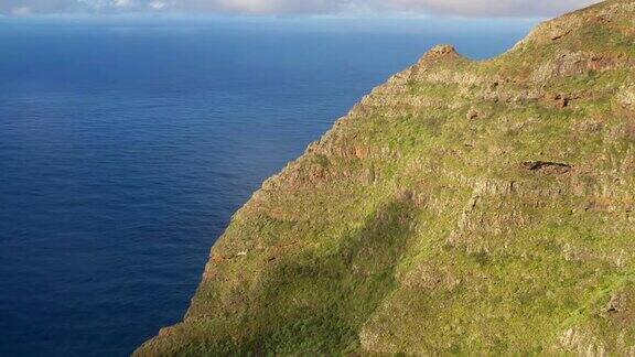 特内里费岛山脉和海洋的鸟瞰图