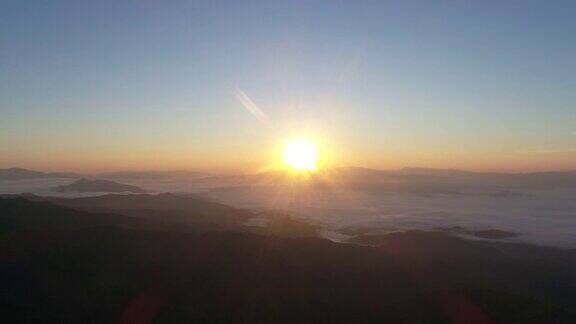 日出多云的夏季山地景观