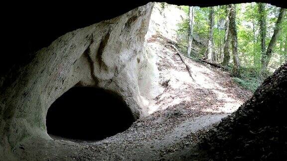 参观德国艾菲尔地区布洛塔尔山谷的垃圾洞穴罗马时期的火山岩矿区