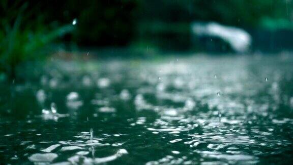雨水滴在水面慢镜头
