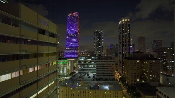 从美国佛罗里达州迈阿密布里克尔市中心的明亮的高层摩天大楼俯瞰美国大都市夜晚的商业金融区