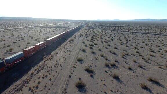 莫哈韦沙漠的货运列车