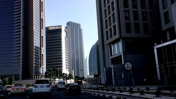 开车穿过迪拜的街道