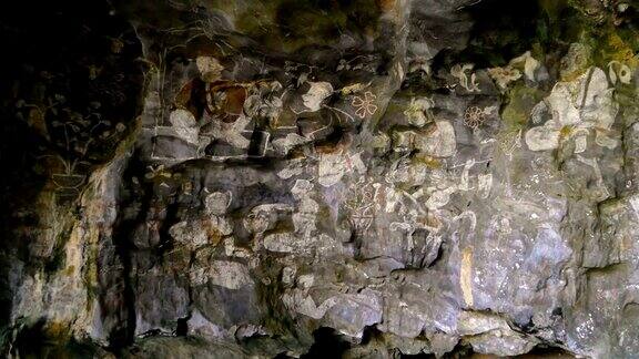 砂岩洞穴中的历史绘画墙上的历史艺术聚光灯