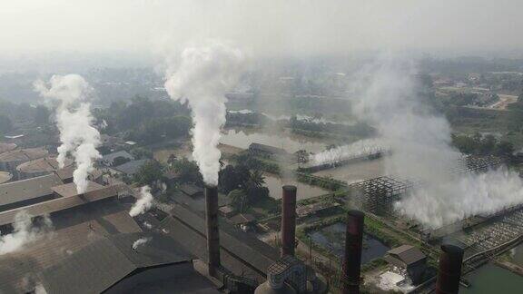 鸟瞰工厂烟囱冒烟糖厂空气污染