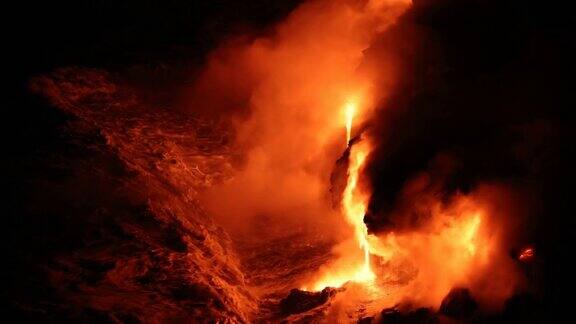 熔岩从夏威夷大岛的熔岩流流入海洋熔岩流入太平洋炽热的熔岩随着波浪流出令人惊叹的自然景观火山喷发