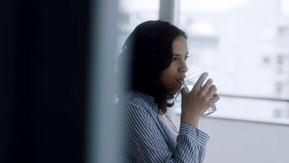 年轻孕妇用一杯水喝药丸