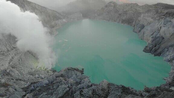 卡瓦伊真火山口是印度尼西亚爪哇岛最大的火山口湖卡瓦伊真火山位于爪哇岛东端附近