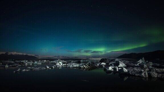 冰岛Jokulsarlon礁湖上空的北极光